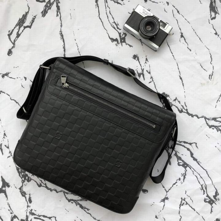 LOUIS VUITTON - SHOULDER BAG - SleekGait