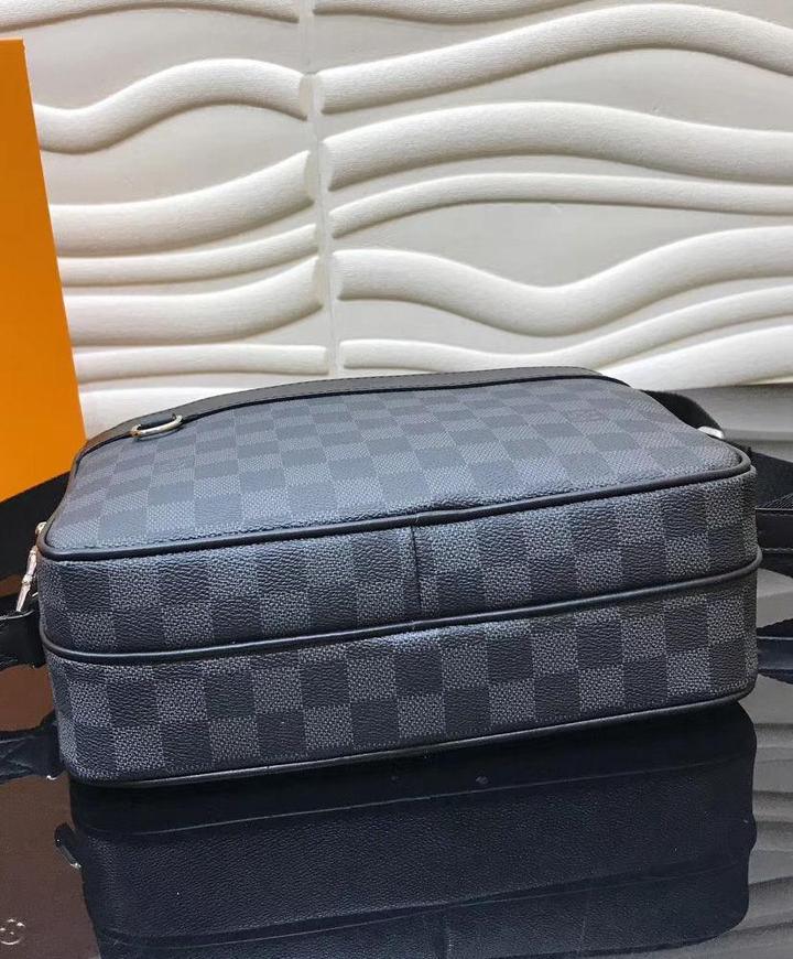 LOUIS VUITTON - MESSENGER BAG - SleekGait